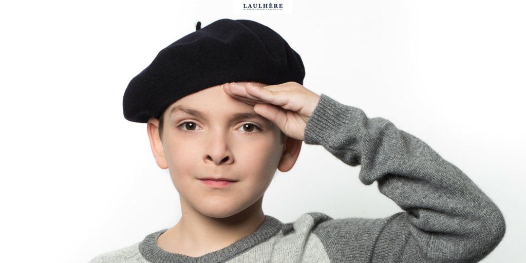 - #PapaCEstQuoi cette galette que l'on porte sur la tête ?  
- Un béret Laulhère pardi !