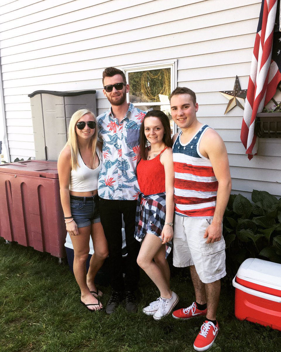 amandaaaa_marie's tweet photo. @neckburress #teamraybans https://t.co/arDz9vAWCZ
