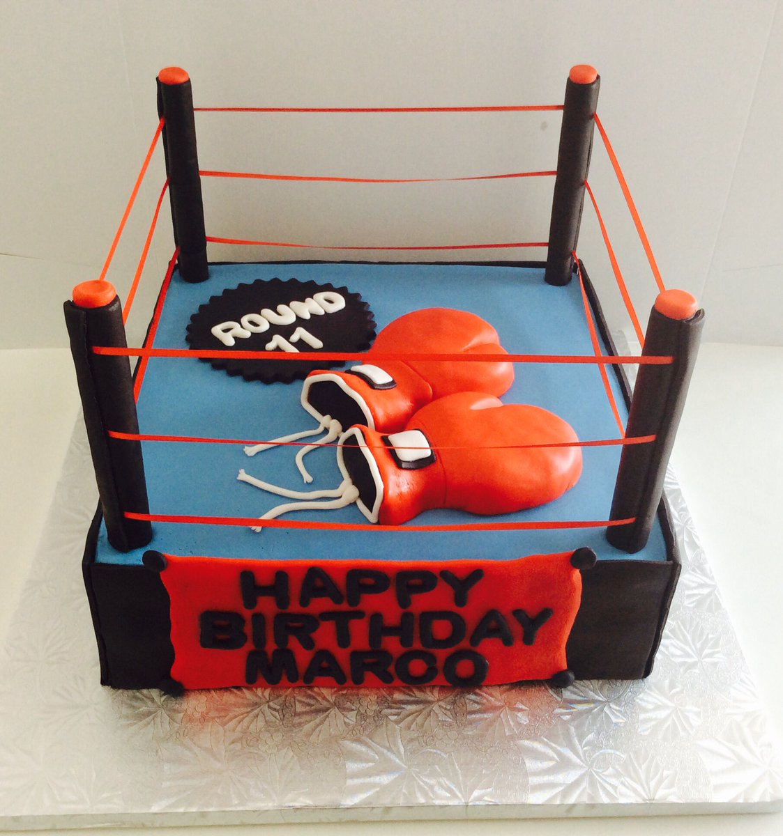 SmoochiesCakery's tweet photo. #round11 #fight! For the last piece of this yummy cake maybe! #bradford #customecake https://t.co/lilZ0A15up