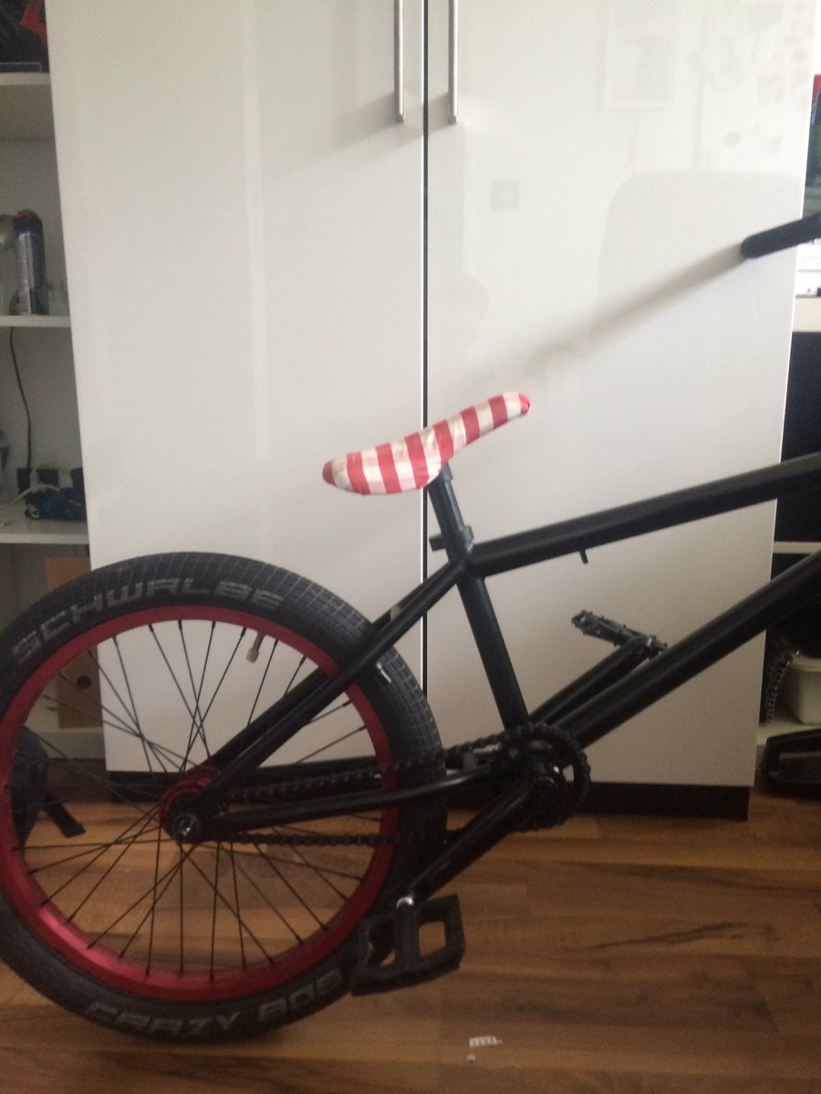 urr44's tweet photo. So... This is the new look of my saddle. Not sure if I keep it but it is kinda cool. https://t.co/hJvQGN2jTK