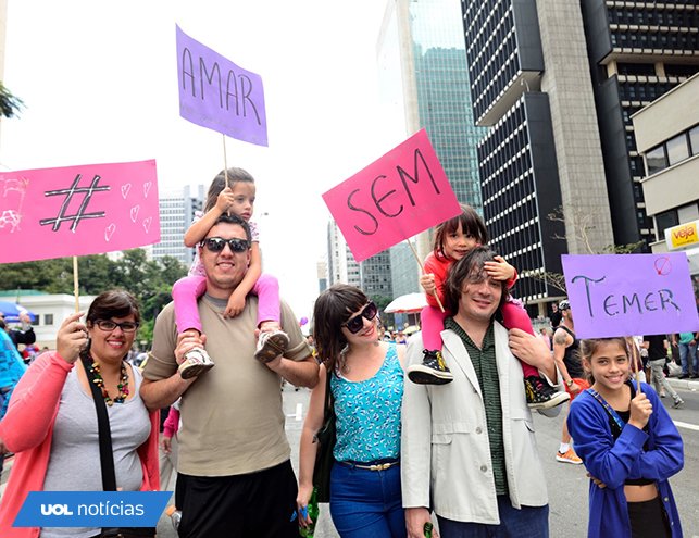 UOLNoticias's tweet photo. Família participa da #ParadaGay2016 , neste domingo, em São Paulo (SP) https://t.co/C4M3O7u3QI https://t.co/ojkHc6sdk5