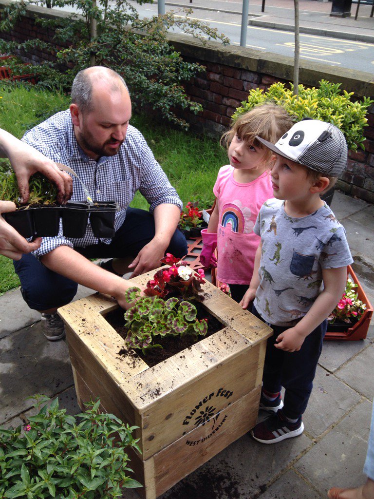 WestDidsRA's tweet photo. Boz and family lovingly planting up @EpicureanThe 's planter for #flowerfest @MetDidsbury https://t.co/ovF3KQhlC3