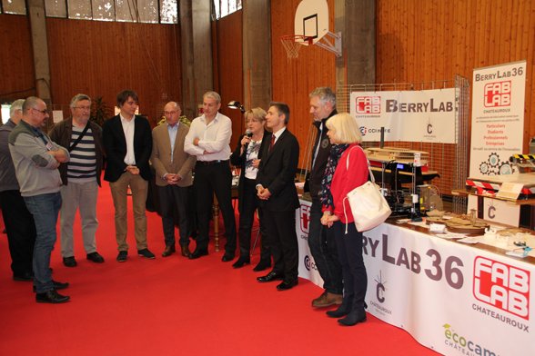 cci_indre's tweet photo. Visite du stand #BerryLab36 avec @chateauroux36 @cci_indre #FabLab Démos #imp3D sur la Foire Expo Châteauroux #Indre https://t.co/rpx3r6PFb4