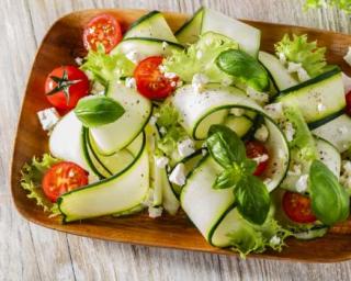 Een heerlijke courgette salade die in een handomdraai op tafel staat #recept #snel #gezond goo.gl/YgpVrg