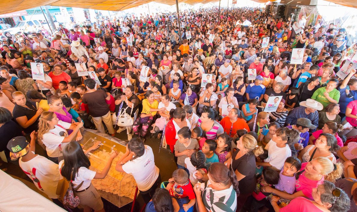 Ante la concentración más grande de la historia de #VillasdelGuadiana <a href="/GonzaloPTDgo/">Gonzalo Yáñez</a> se compromete a instalar un CADI