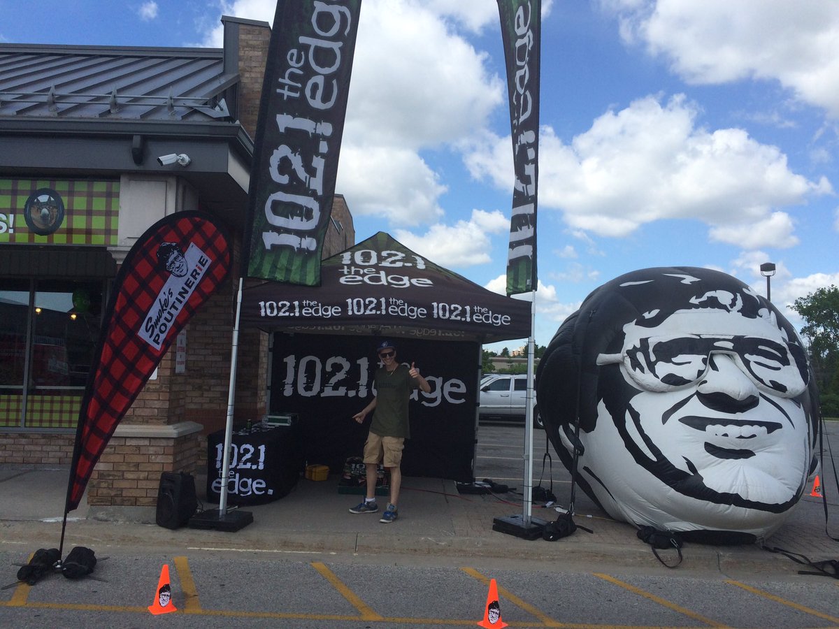 the_edge's tweet image. We&apos;re at the GRAND OPENING of the new #SmokesPoutine food court in Ajax.Come hang with @Fearless_Fred live 4-7 today