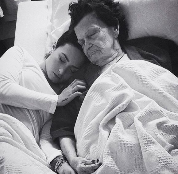 ZestyMusic's tweet image. #DemiLovato Mourns Her Great-Grandmothers Death With A Heartfelt Message #OfLove perezhilton.com/2016-05-30-dem… #music