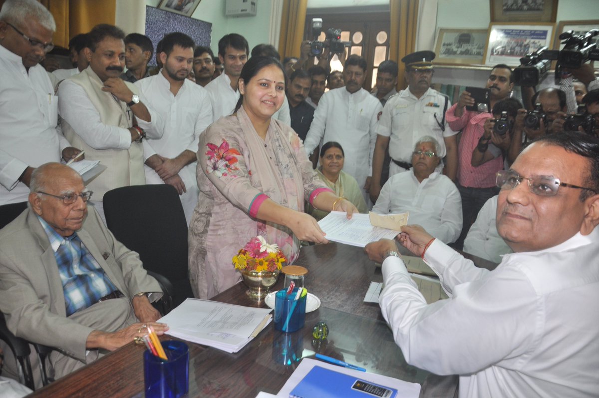 NitishKumar's tweet photo. महागठबंधन से जदयू उम्मीदवार शरदजी व आर.सी.पी सिंहजी तथा राजद से मीसाजी व जेठमलानीजी राज्यसभा के लिए नामांकन करते हुए https://t.co/m944Jbmgf5