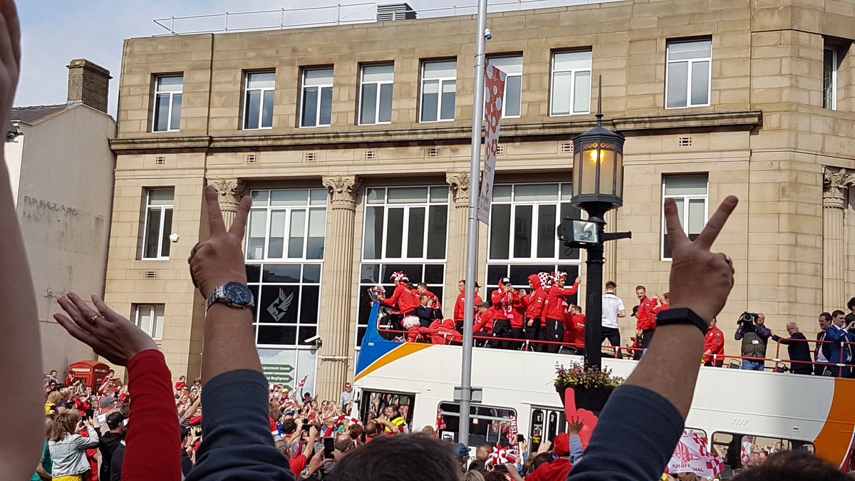 Min_In_A_Box's tweet photo. @bfc_official @DearneFM  what a turn out!! #barnsleyfc #barnsley https://t.co/oFBlkke8Hv