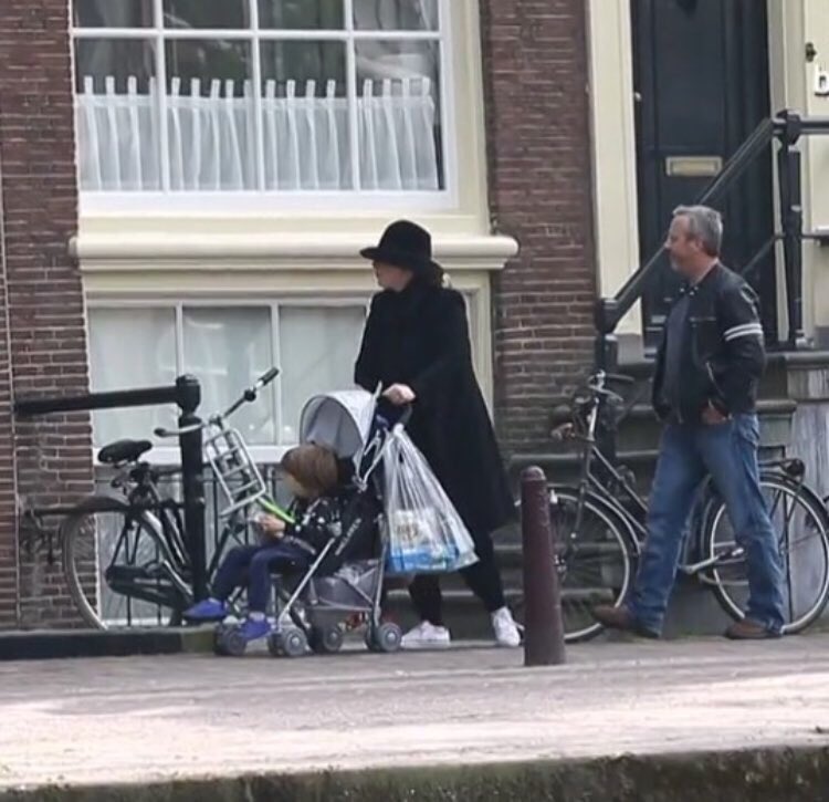 adeleonlinebr's tweet image. FOTO: Adele e Angelo hoje (30) em Amsterdã.