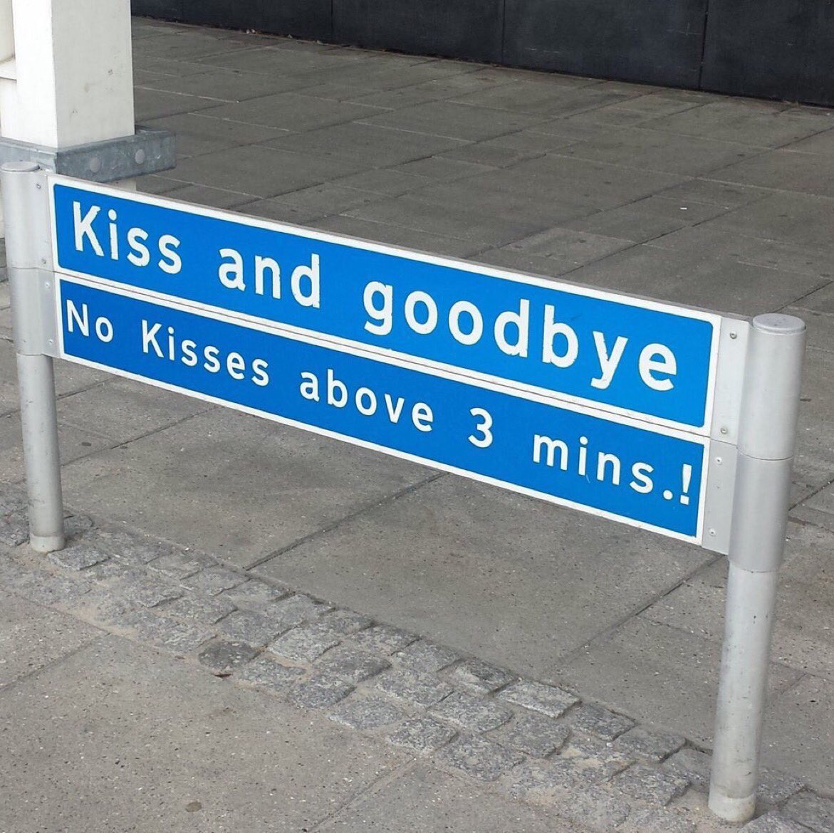 Traffic management in a happy, livable, lovable country. RT <a href="/anderspreben/">Anders Adamsen</a> #Aalborg airport drop-off zone in #Denmark