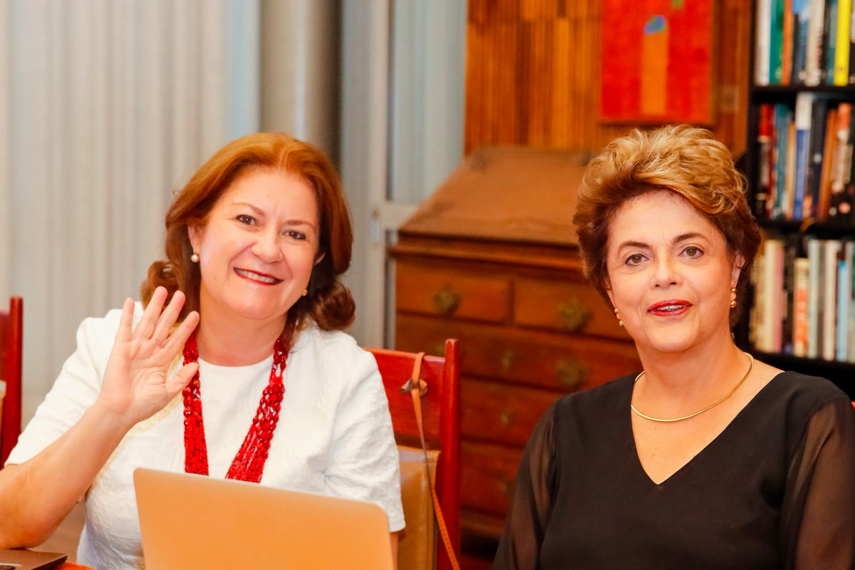 dilmabr's tweet photo. Confira como foi nosso bate-papo sobre #MinhaCasaMinhaVida https://t.co/0tQ4SPmBam #DilmaeMiriamRespondem https://t.co/iKhWNM7BQr