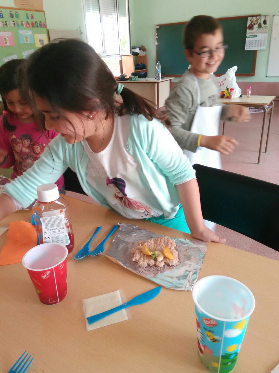 crafloridaduero's tweet photo. Terminamos #ColeChef de #Sieteiglesias con "Mr. Sausageman" #Creps de #Bacón con #Queso y #Shusi #Dulce @educacyl https://t.co/opgsrCcTYD