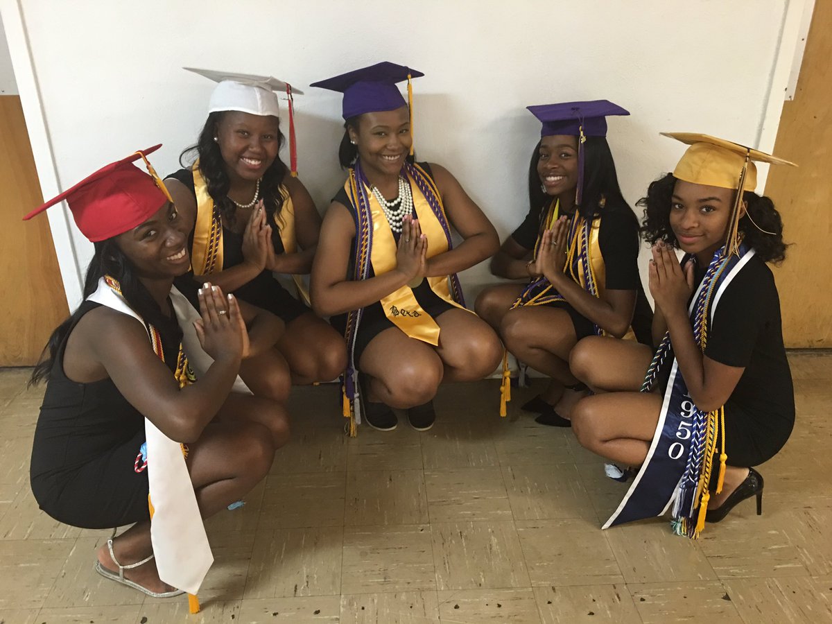 geekly_sneaks's tweet photo. 1 Val and 4 Honor Grads. We're everybody definition of squad goals βπΎ#BlackGirlMagic #UGA20 #GT20 #GSU20 #Mercer20 https://t.co/OpFPZVxI5z