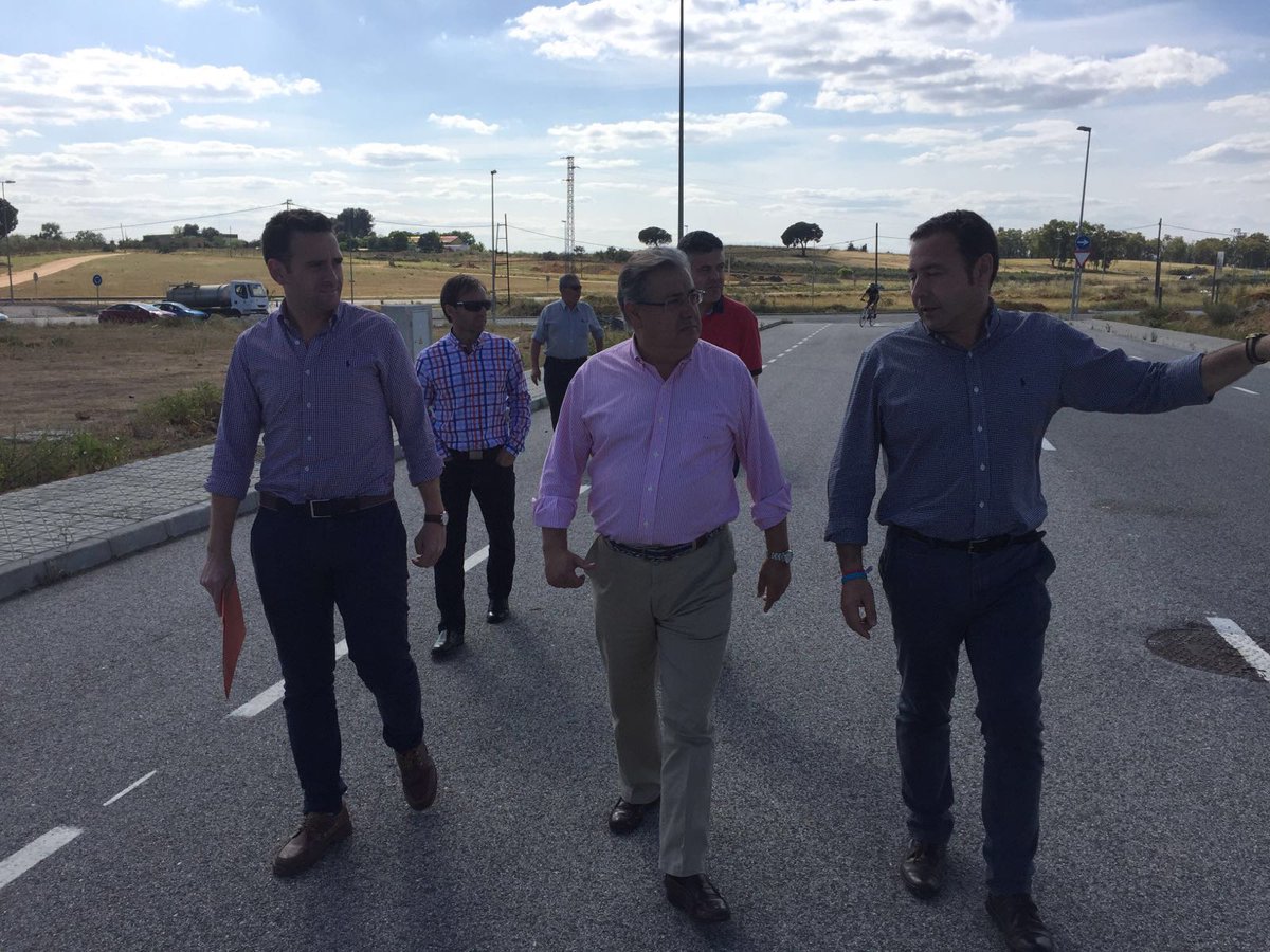 PPdeSevilla's tweet photo. .@zoidoalcalde recorre el polígono industrial de Mairena del Alcor. #Afavor de la creación de empleo en la provincia https://t.co/CDqxEwXff7