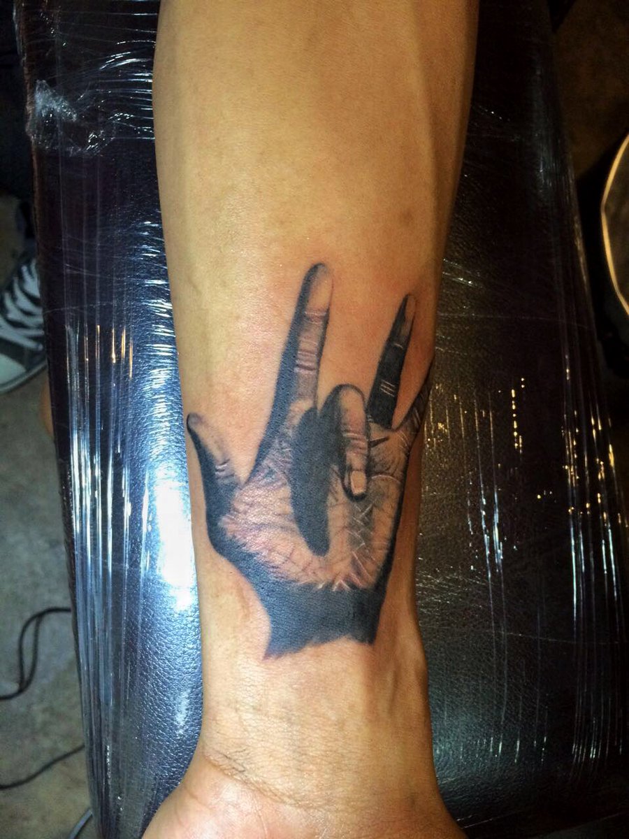 griptattoo's tweet photo. Hand #tattoo by @goper_ink https://t.co/abCZ3TghA2