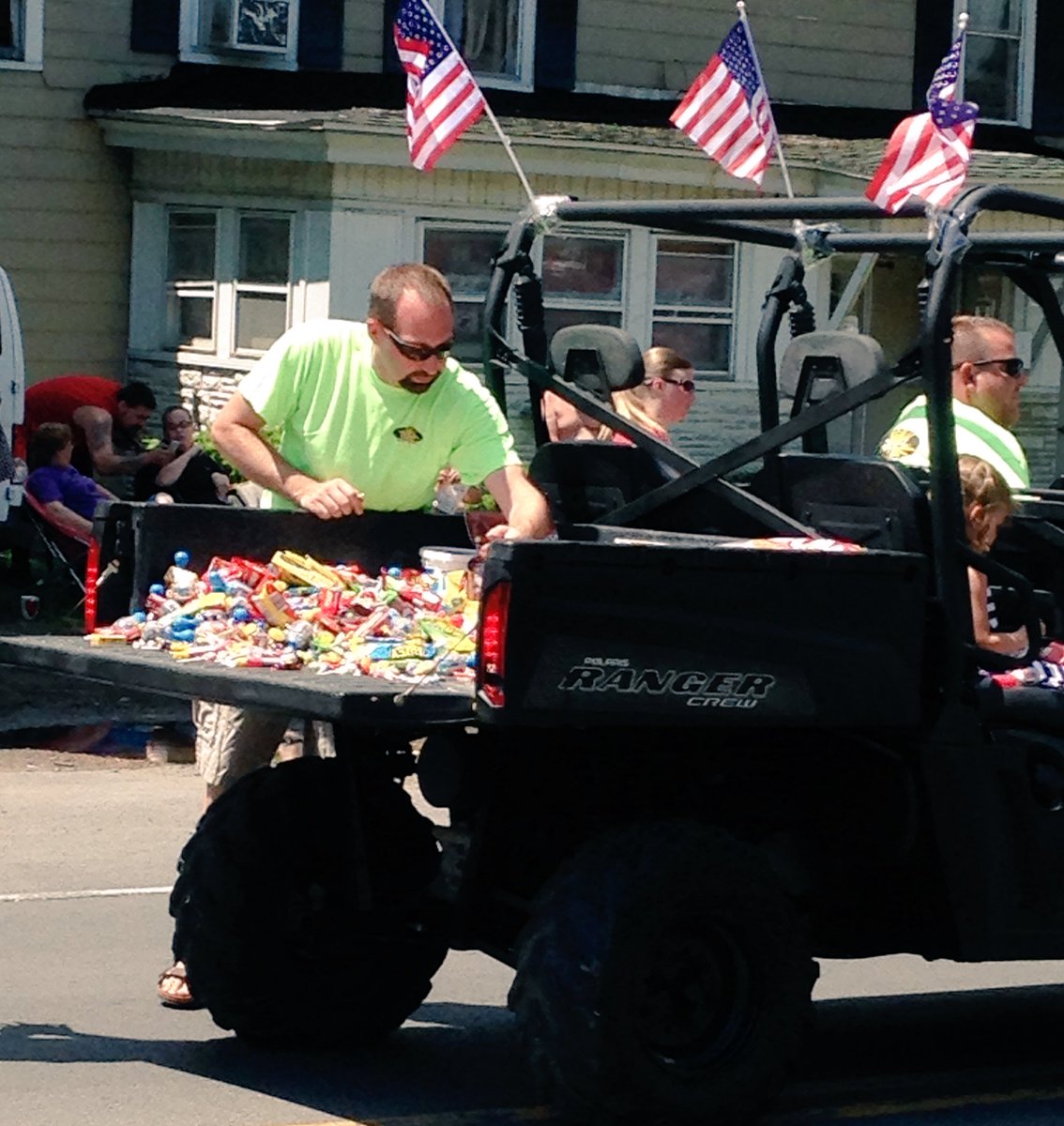 mrjoenasty's tweet photo. Phoenix Welding wins at the parade. #MemorialDay2016 #bulkcandy #fullsizedcandybars https://t.co/eZBdlxs35Z
