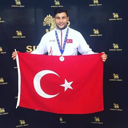 Dünya Muaythai Şampiyonasında 1 Altın, 1 Gümüş, 8 Bronz kazanan kardeslerimi tebrik ediyorum.
#TurkishMuaythai