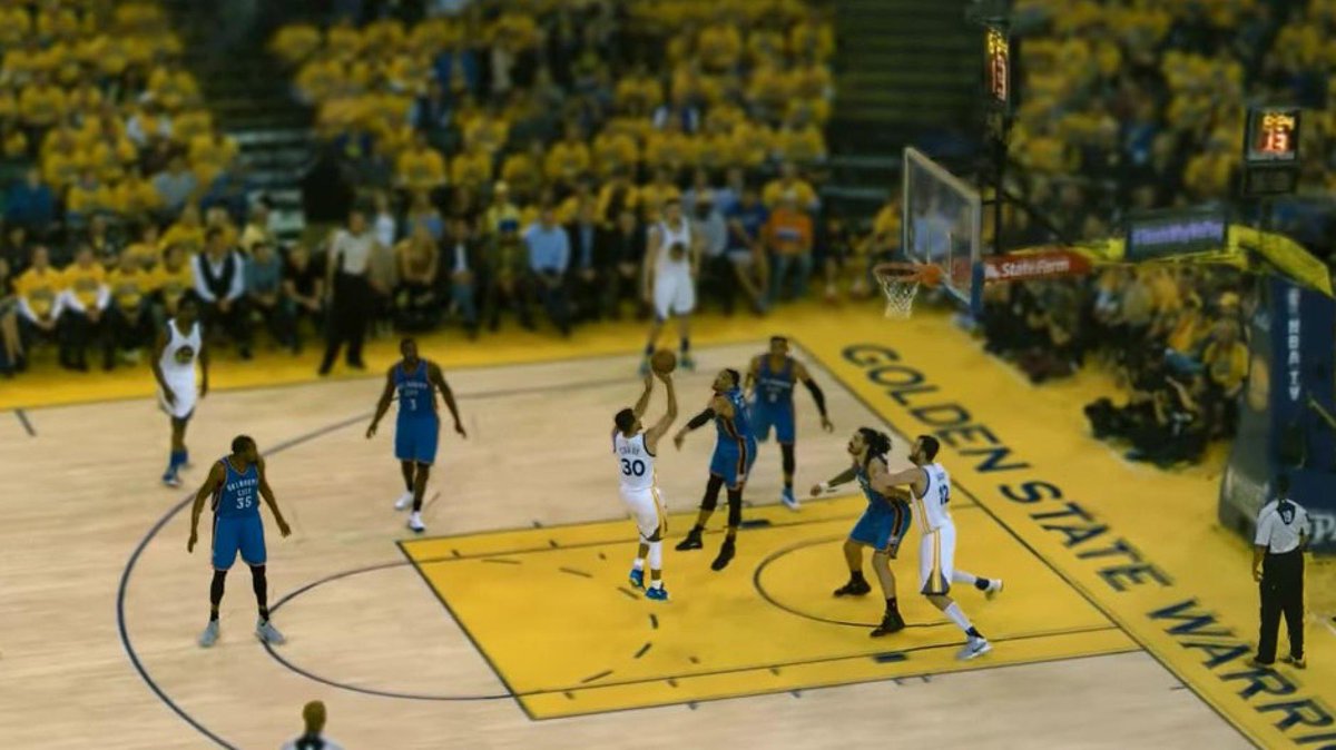 Bright's tweet image. Gaaf: basketballer Stephen Curry scoort in #360graden. Intel gebruikte hier 28 camera's voor
bright.nl/video-van-de-d…