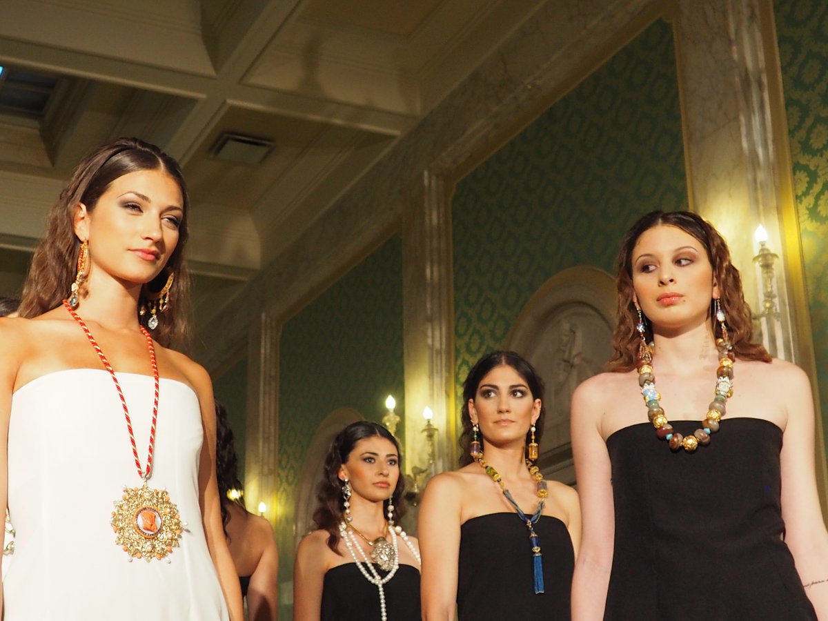 Spettacolo alla prima dell’International Fashion Week 2016  - <a href="/camerangfd/">cnfashiondesigner</a> <a href="/AlessandraGiu10/">Alessandra Giulivo</a> ilmetropolitano.it/2016/05/30/reg…