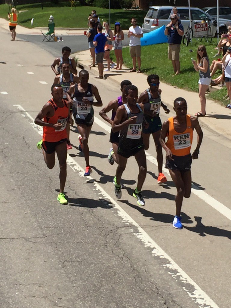 PossoSports's tweet image. Lead group 9:10 at 2 miles of #BolderBoulder10k. ETH andKEN have full team in top group