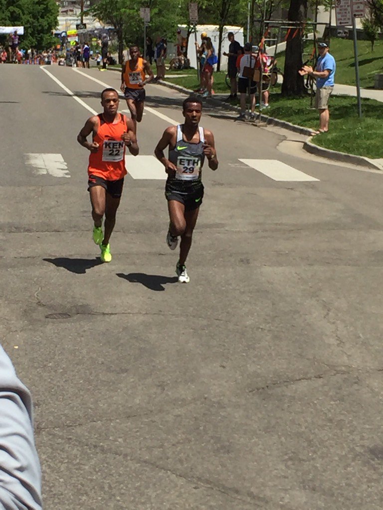 PossoSports's tweet image. Now just 2 at the front of #BolderBoulder10k. Kenya looking good for team challenge win.