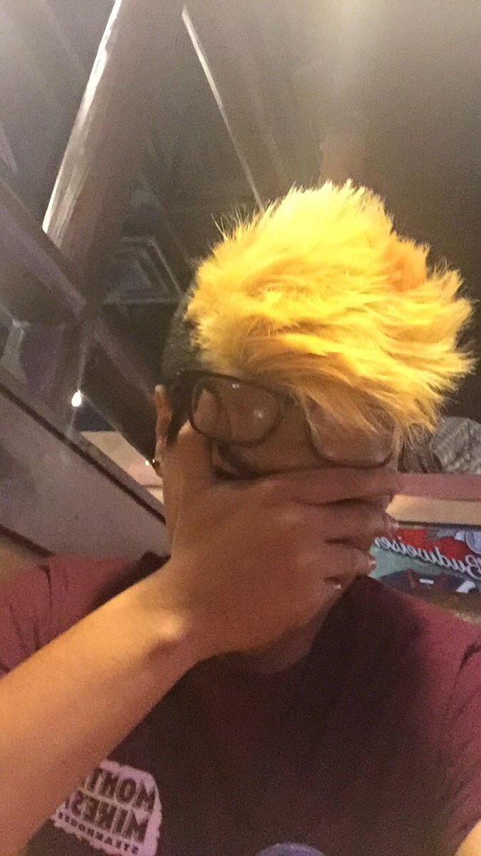 Leif_blade's tweet photo. Tired af at work someone kill me https://t.co/Bt4Xd01SKK