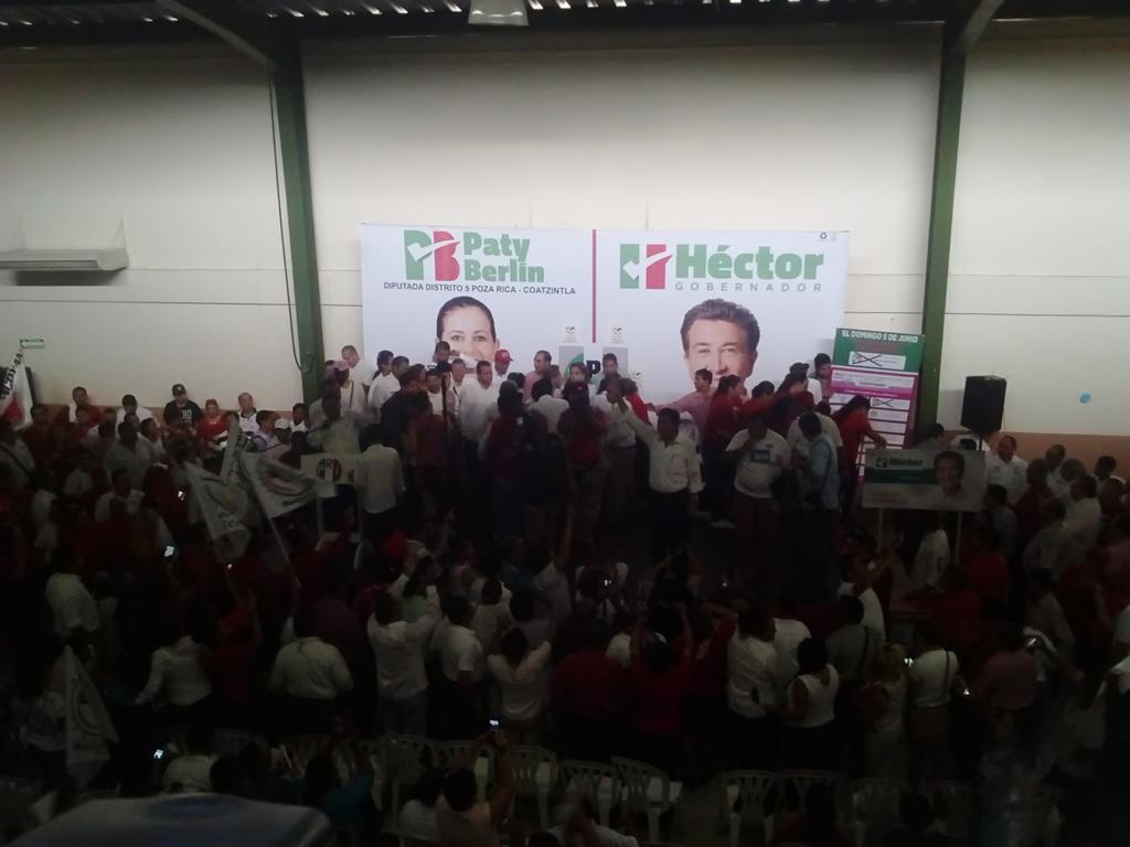 vargas_zertuche's tweet photo. En Coatzintla con @HectorYunes Vamos a ganar. Por #UnNuevoVeracruz. @MovPRIMXVER https://t.co/MwgT2wfPBa