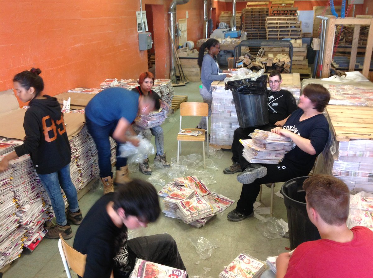 CFERquebec's tweet photo. Un petit contrat de ARTEAU RÉCUPÉRATION. Triage du papier et du plastique. Enfin on peut travailler avec la musique. https://t.co/sVPexo0tu3