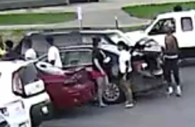LMPD's tweet photo. Please call #574LMPD with info regarding car & people in pics, in relation to #LMPD Riverview Park Homicide case. https://t.co/Ujo7r3BAzB