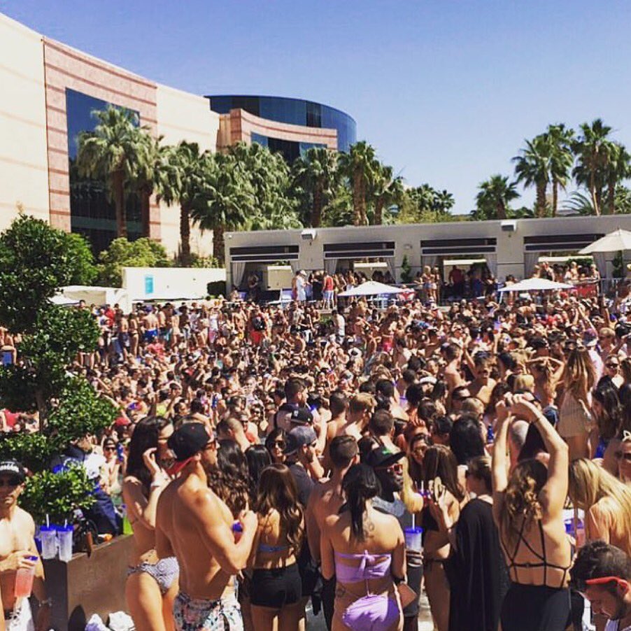 DitchFridaysLV's tweet image. #Yesterday at #WetRepublic .. Now why would anyone spend $5000 to $25,000 for a cabana ?? When what water is #Toxic