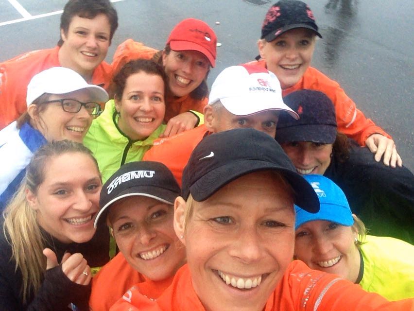 Dappere LOOPsters op maandagavond door de regen. Petje op en gaan!