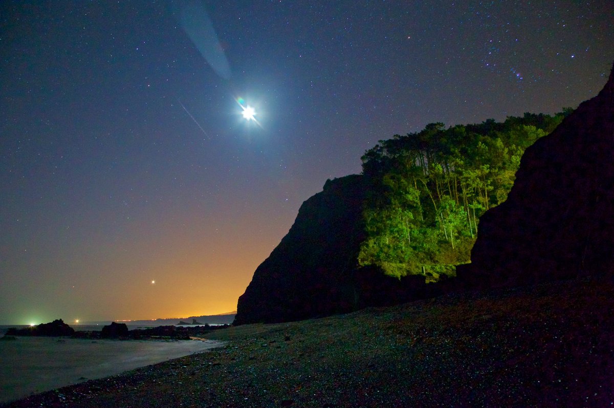 La luna y venus se dejan ver por el cielo asturiano #asturiasLovers 📷  la ventana de Alfredo