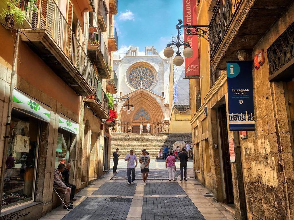 JotaceDP's tweet photo. Walking in Tarragona. Good night my friends, buenas noches amigos, bona nit ✨ https://t.co/ndFfN77f5Z https://t.co/PMpocCzuoY