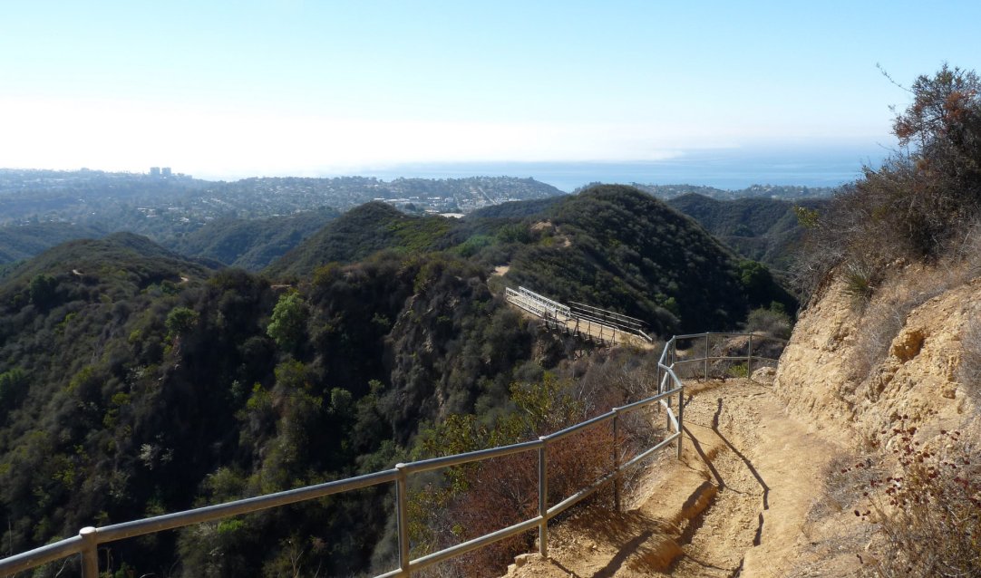 Gizmodo's tweet photo. A new 67-mile hiking trail traverses LA's urban mountain range https://t.co/6fohoSRwW3 https://t.co/IaWuEIhhEI