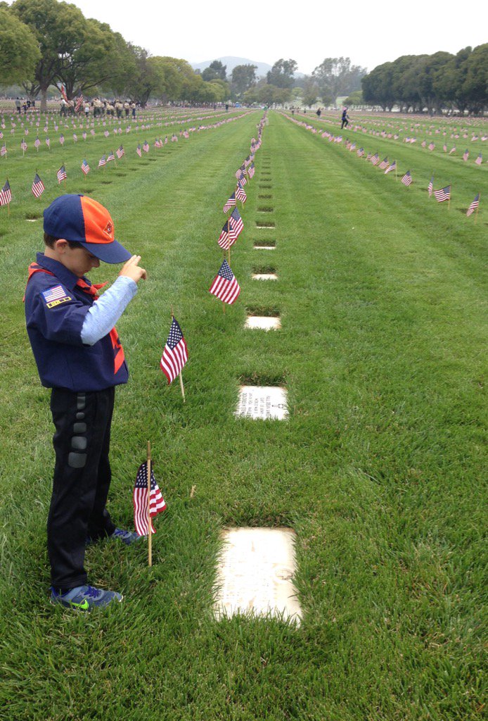 CityofCalabasas's tweet photo. Calabasas Cub Scout Jared Davis, 7, from Pack 333 at the West LA Veterans' Cemetery for Memorial Day https://t.co/oaLpQhZajk