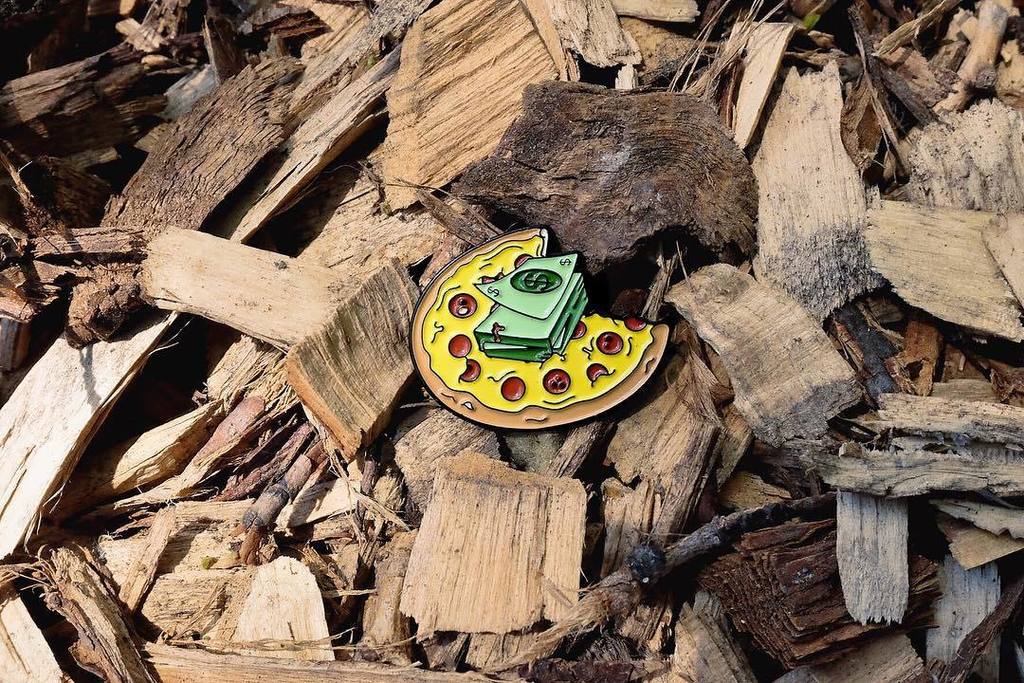 RuinedRep's tweet photo. Always on my mind 🍕💸
Shop Now: https://t.co/tE03jCI6vF
#lapelpin #lapelpins #pingame #enamelpin #pins #hatpins #pi… https://t.co/m10fehzLWS
