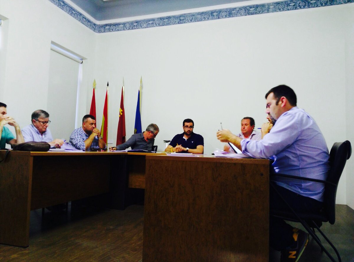 PaquiPerezCs's tweet photo. Pleno de #ElPalmar con nuestro Pedaneo @DaniHernandez90 y #JaviGil. Aprobación de arreglos para diversos colegios. https://t.co/6ZCYPHUKqL