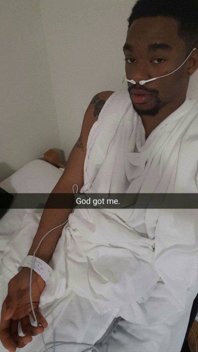 Mens_Carter's tweet photo. Ptdrrrrr il a mis les écouteurs dans son nez pr faire croire il était hospitalisé ko 😂😂😂 https://t.co/itXYrmNFEi