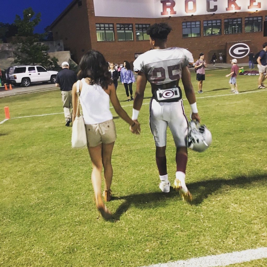 FootballGFViews's tweet image. 🤘🏽🏈👫😍