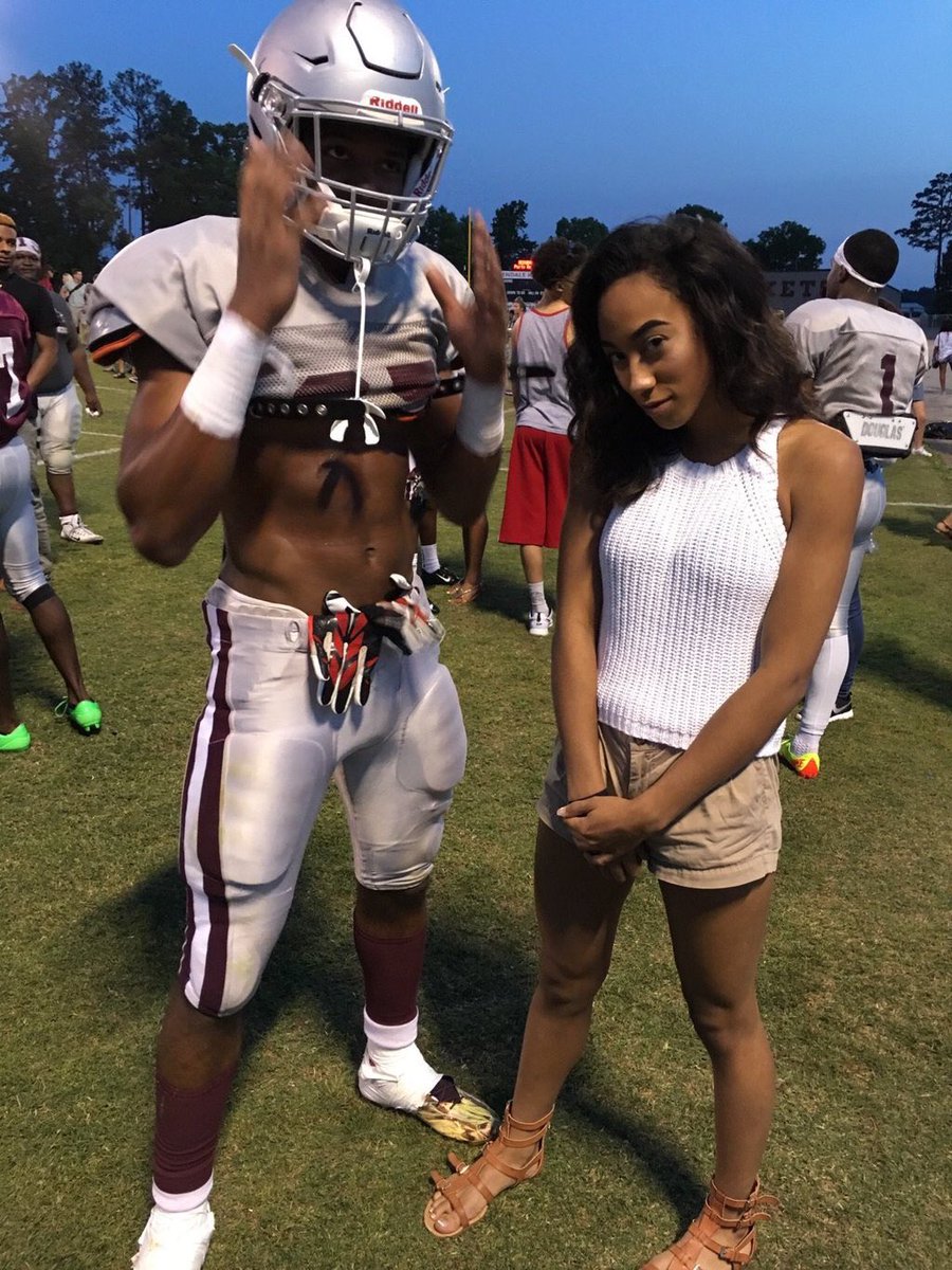 FootballGFViews's tweet image. 🤘🏽🏈👫😍