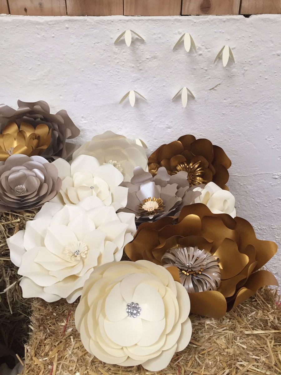 All that glitters.. #gold #goldflowers #paperflowers #weddingideas #barnwedding #rustic #haybales