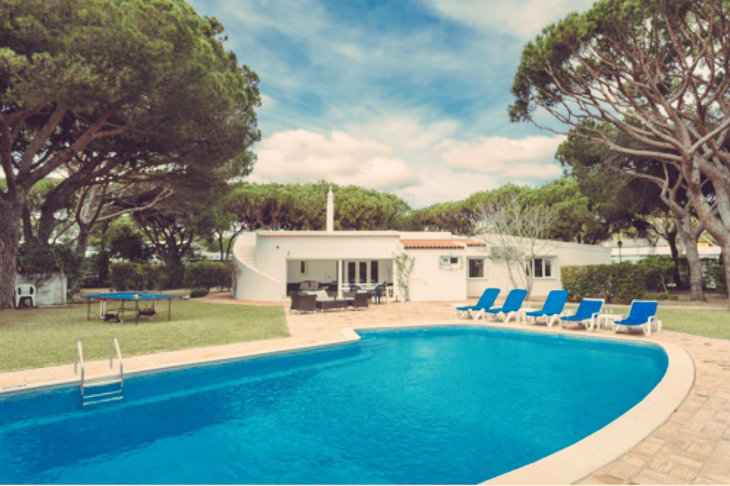 mini_klaus's tweet photo. Motherfudging ping pong table! 1 of 3 holidays I'm looking forward to #familyfitz #Portugal #valedelobo #holidays βπ https://t.co/KwaNAd1nNy
