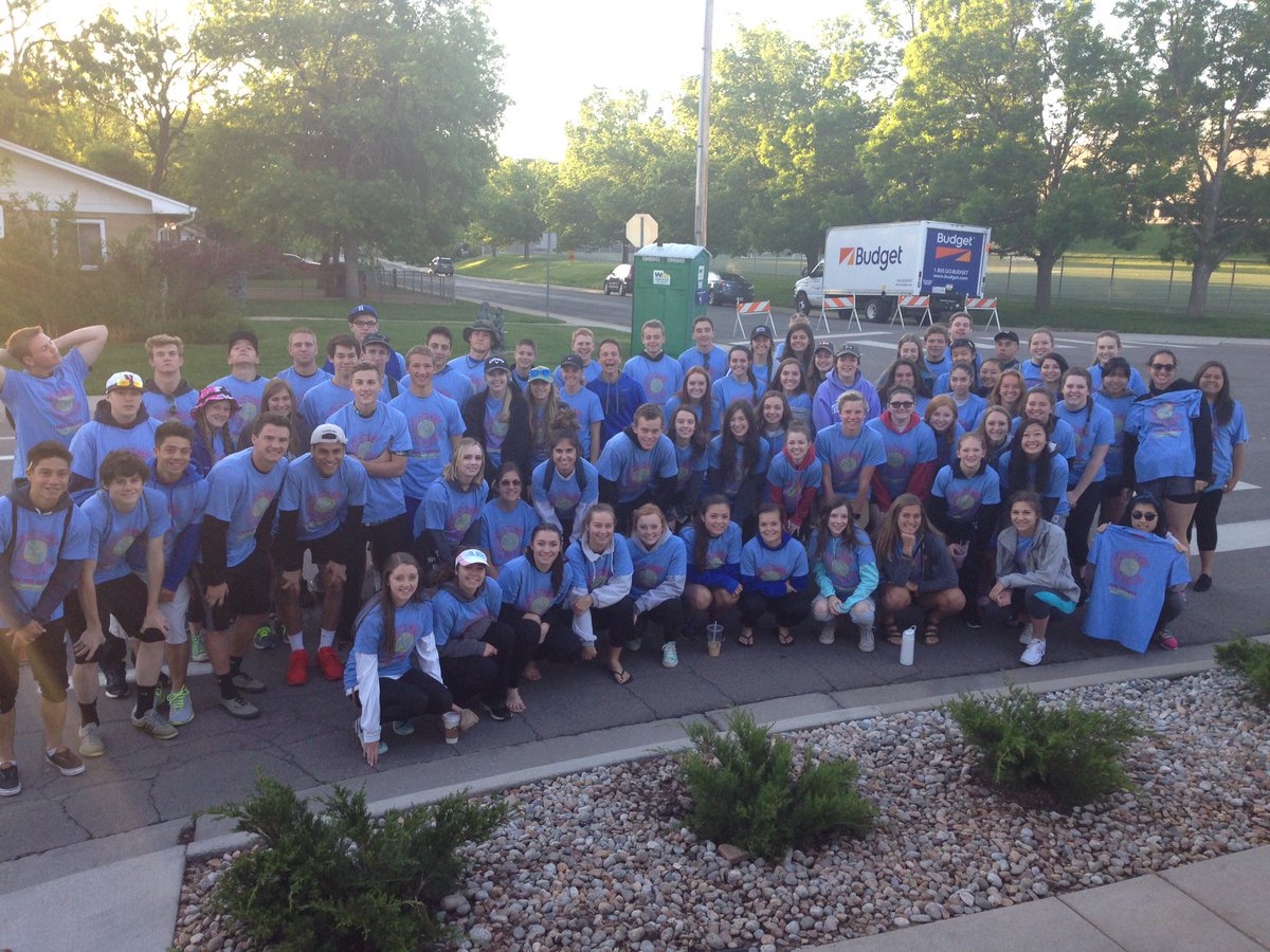 bhs_bluecrew's tweet photo. So proud of these amazing Blue Crew Leaders! On the job at 5:45am to volunteer at the Bolder Boulder. 💙 https://t.co/aZysvaCcNE