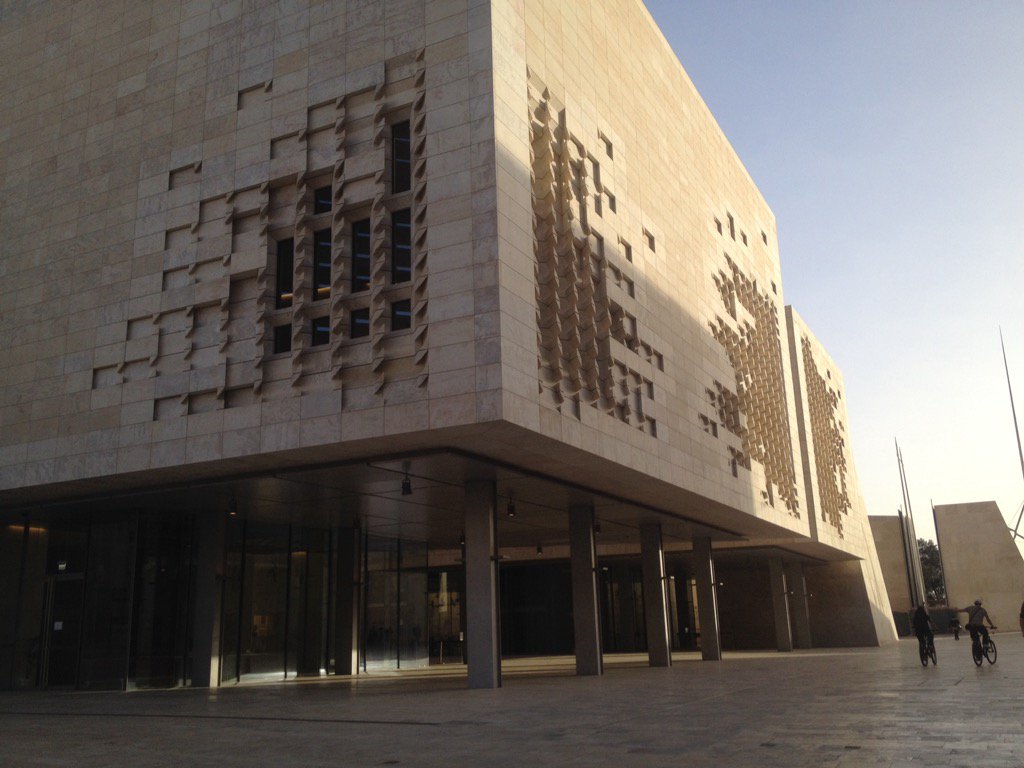crociangelini's tweet photo. Renzo Piano progettò il palazzo del Parlamento a Malta #lasciando un'altra impronta italiana nell'isola #gerundi https://t.co/6wYirV30X0