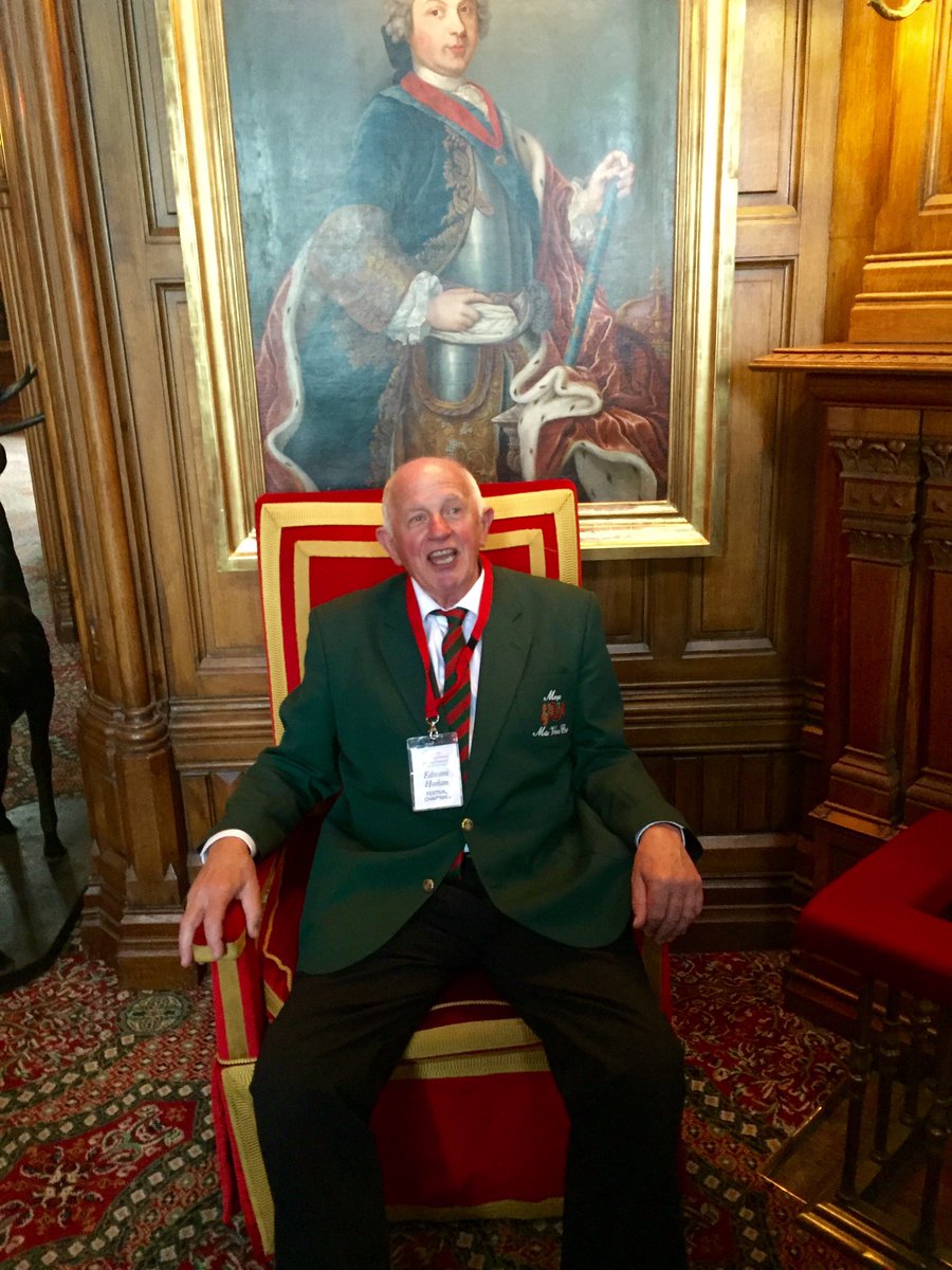 MayoIntChoralFe's tweet photo. #MICF16 Chairperson @EdhorkEdward taking a well earned break @ashfordcastle! https://t.co/GWSEQWkAUT