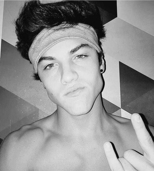 daisyylester's tweet photo. **WARNING IM UGLY ASF**

@EthanDolan You hot tho 🔥💛 https://t.co/rwFuR2IkMd