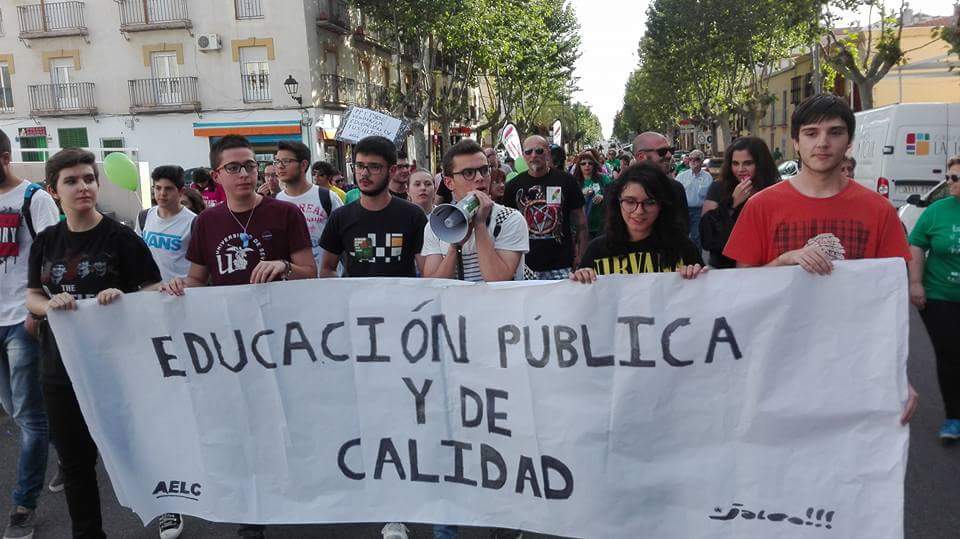 EstudiantesLC's tweet photo. Hacía mucho que La Carolina no se teñía así de verde.
¡Este recorte lo vamos a parar!
Empezamos a cambiar las cosas💪 https://t.co/NoyYgZZxQF
