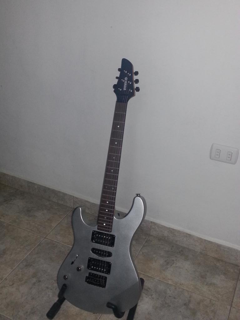 Vendo Guitarra zurda yamaha modelo RGX 121 ZL. 04127773405