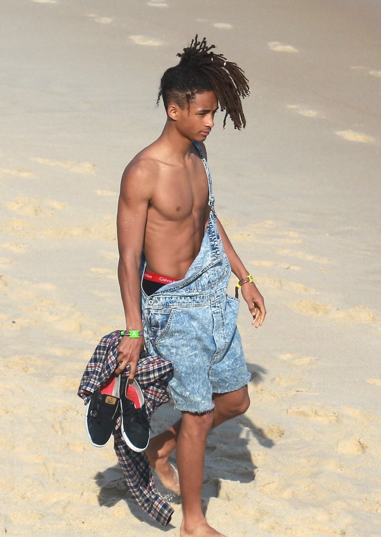 Jaden na praia do Rio de Janeiro nesse domingo, 29 de maio.pic.twitter.com/...